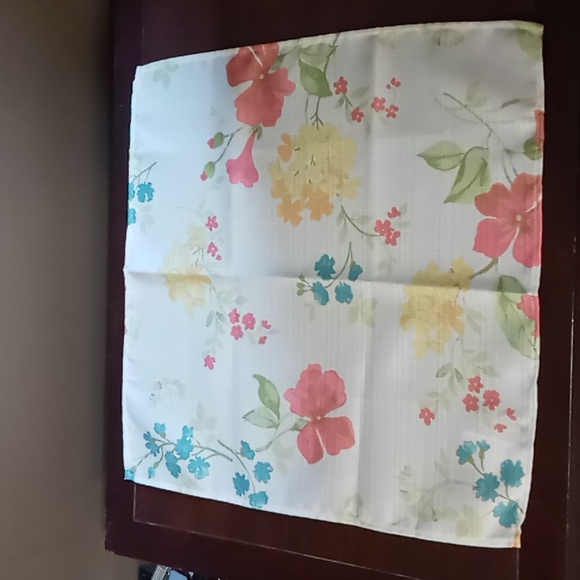 5 Piece Blossoms & Blooms Spring Flowered Square 18x18 Placemats - Picture 3 of 5